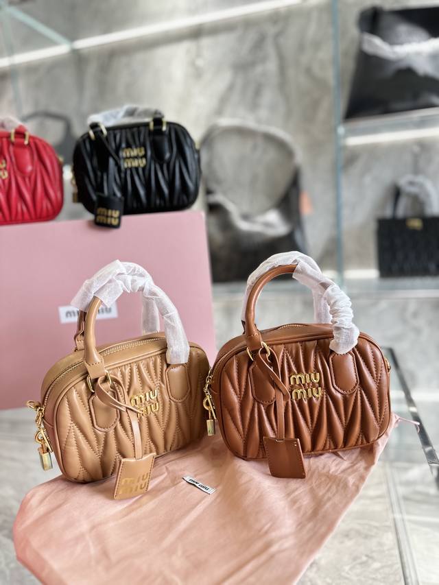 Miumiu今年zui火保龄球包 来自仙女品牌miu家结合miumiu标志性的褶皱设计制作而成 精选质感面料 加以严谨的绗缝线 打造大大小小却又带规矩的菱格 走