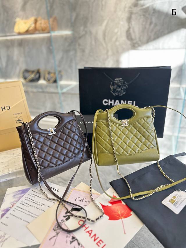 Chanel 31 Minibag黑金2上 身真的爱了 据说是这一季23A的包王 本以为我这种大号体型背这 个mini太小 但其实上身还不错 而且包包质感很好