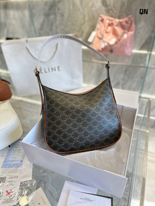 Celine 23 Haobao风向转变大包已成新c位 米喜欢瑟琳的仙女门- -定发现了 随着这段时间风向标的变换 这种随性大包已逐渐成为c位 以前对小废包的需