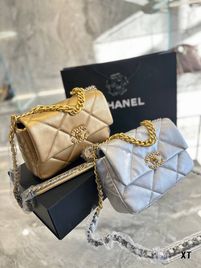 Chanel银色金色19Bag 哪能不心动呀chanel 跟黑金完全两个风格 简约大气有非常有高级感 不管是斜挎单肩还是手拎 都好看26Cm