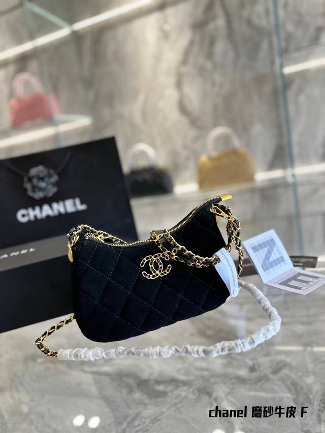 Chanel23K秋冬系列宽肩带法棍腰包 Chanel 23K秋冬系列19宽肩带法棍包 宽肩带黑金褶皱牛皮 经典菱格纹设计与皮穿金属的链条搭配 延续了19的经典