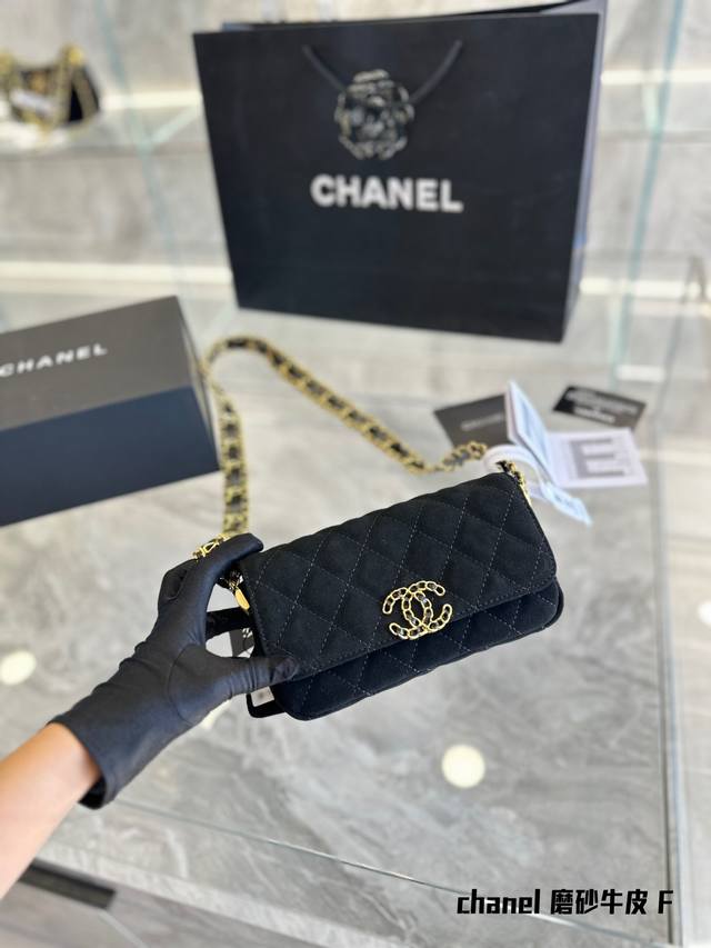 Chanel23K秋冬系列宽肩带法棍腰包 方胖子 Chanel 23K秋冬系列19宽肩带法棍包 宽肩带黑金褶皱牛皮 经典菱格纹设计与皮穿金属的链条搭配 延续了1