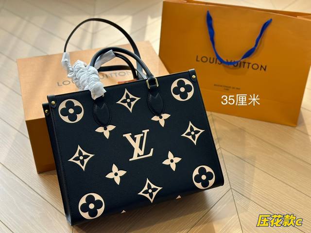 折叠盒 Lv本款onthego中号手袋释放monogram Empreinte压纹皮革的娴雅意味 可为当季造型注入盎然春意 充裕容量满足都市出行或商务所需 顶部