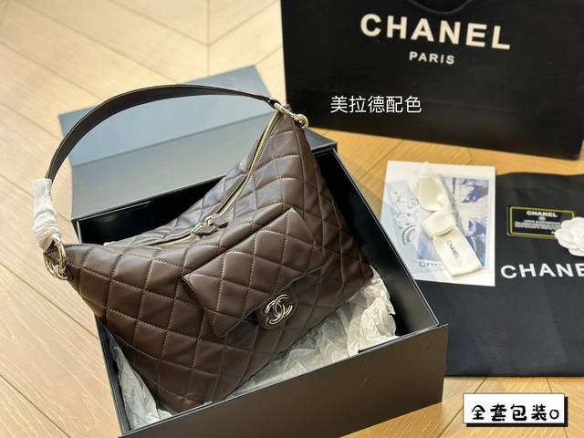 尺寸27*33Cm 香奈儿chanel Hobo嬉皮腋下包 这一季的包包很复古很 Vintage 包包整体轻盈不厚重 独特又复古 美到极致 工艺感极强 吸睛力满