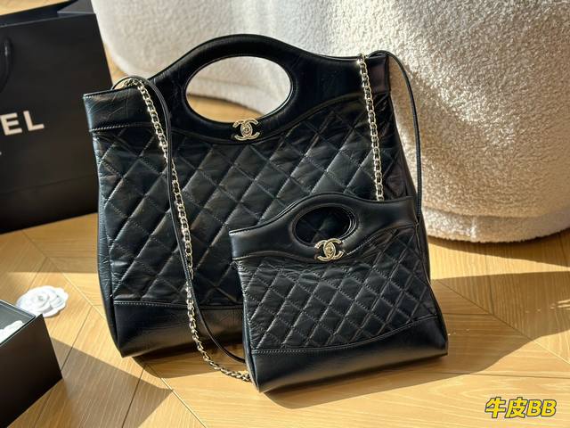 Chanel 31Bag31Bag再次回归就闭眼入 有什么颜色买什么颜色 图片色可能略有色差 但实物是非常好看的 容量不用说了 肩带也正好斜挎不会太长 既好看又