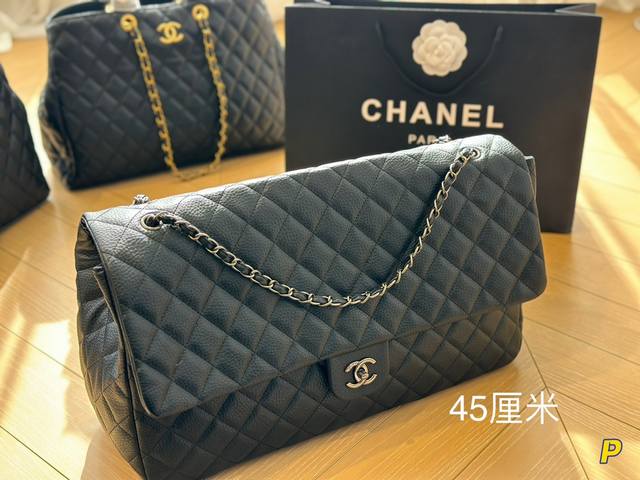 尺寸45 23 香奈儿chanel 菱格机场包 只能说泰酷辣 Xxl型号容量超级大 随便装啥都ok 大号好处就是不挑人 无论你是高个子还是小子 都有很好的上身效