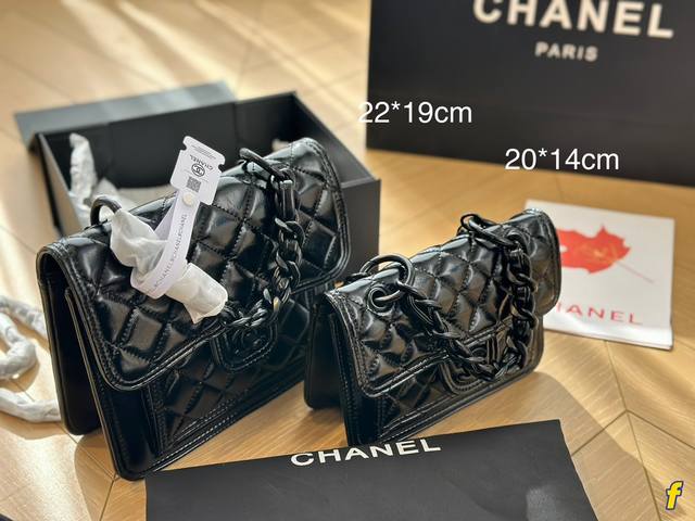 折叠盒 Chanel23S邮差包 复古且闪耀 23A千挑万选不如好好宠爱23S的绝美牛仔包 这只就坚定要入黑蓝的面料好评 细闪很特别 容量也很够 至于背法斜挎就