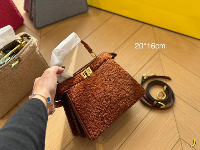 折叠盒 尺寸20*16Cm 芬迪fendi Keepaboo 独特设计 时尚又经典 超级百搭 日常通勤皆可 上身又a又飒