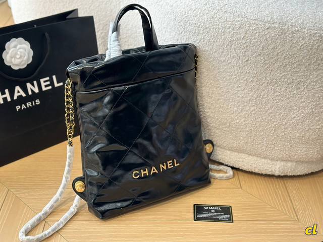 为什么叫它垃圾袋 明明是百宝箱 Chanel22Bag双肩包 看gd 杨幂背的随性又帅气 入手后越背越喜欢 自重很轻 容量很大 我的电脑相机都可以放进去 美丽大