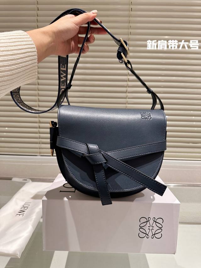 配盒 Size 24*20Cm 大 Loewe 罗意威 早秋款 新肩带很美哦 Gate Bag马鞍包斜挎包 感觉gate是loewe的礼物 牛皮皮质 - 点击图像关闭