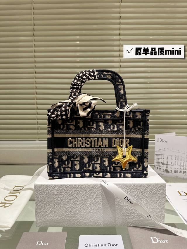 原版mini Tote Dior Tote购物袋 提花面料华丽高雅帅气大气实用集于一身在时尚殿堂雄踞榜首的单品冬夏照样百搭 背大号的应该更酷-点 买小号是觉得更