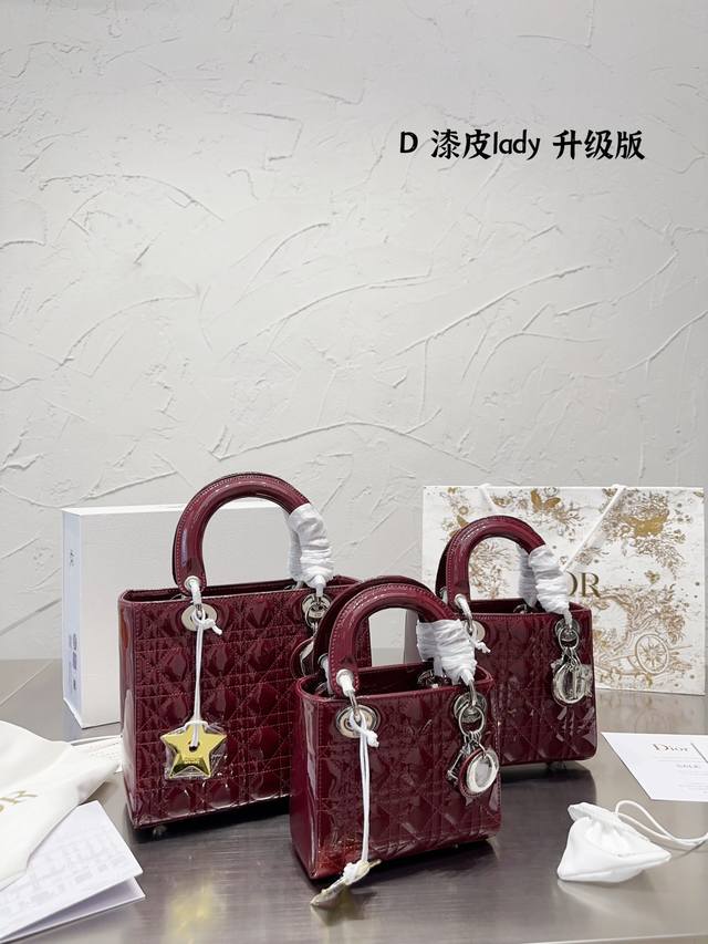 漆皮 银扣 全套包装dior 迪奥戴妃包 小星星 Dior Lady羊皮绝美手袋 真的是太美了 好lady风 五金好漂亮 好适 肩带可调节 爱了爱了 尺寸 24