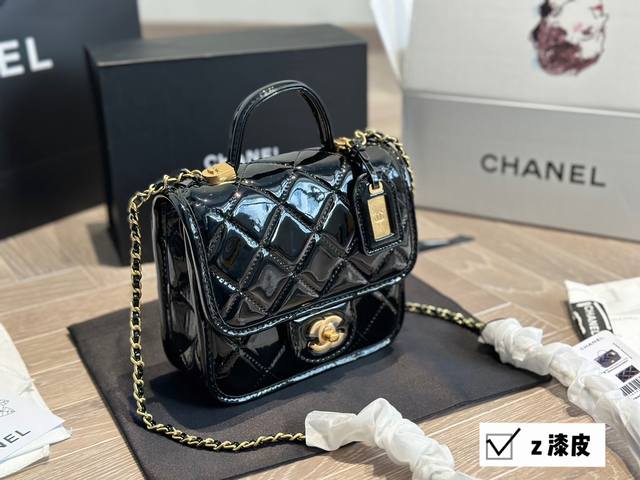 牛皮 配盒 Size 17*17Cm 小号 小香家 邮差包22K 新一季的chanel22K 复古邮差包 方方正正有個小吊牌 小手柄 链条肩带 非常热腾腾的22