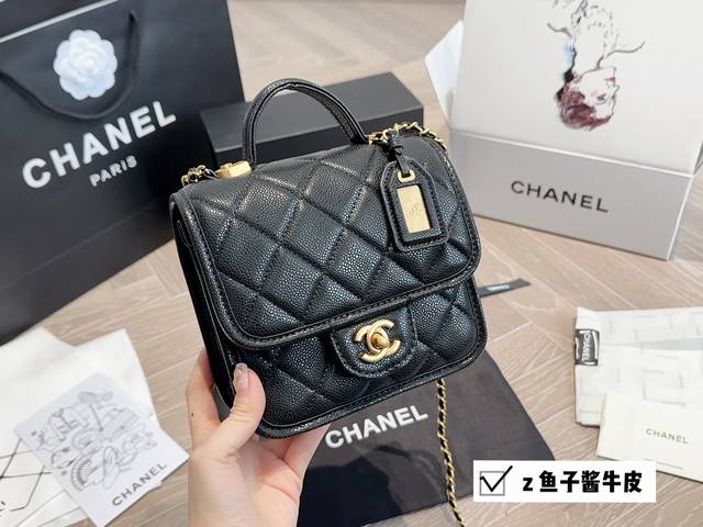 配盒 Size 17*17Cm 小号 小香家 邮差包22K 新一季的chanel22K 复古邮差包 方方正正有個小吊牌 小手柄 链条肩带 非常热腾腾的22K豆腐