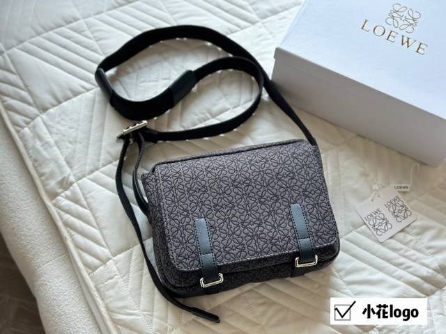 牛皮版本 Loewe 罗 意威 男包新款 Military 宽肩带印花翻盖邮差包单肩 斜挎包 品 包包容量很大 配上字母肩带 上身超级好看 容量大牛皮峦荔枝纹的