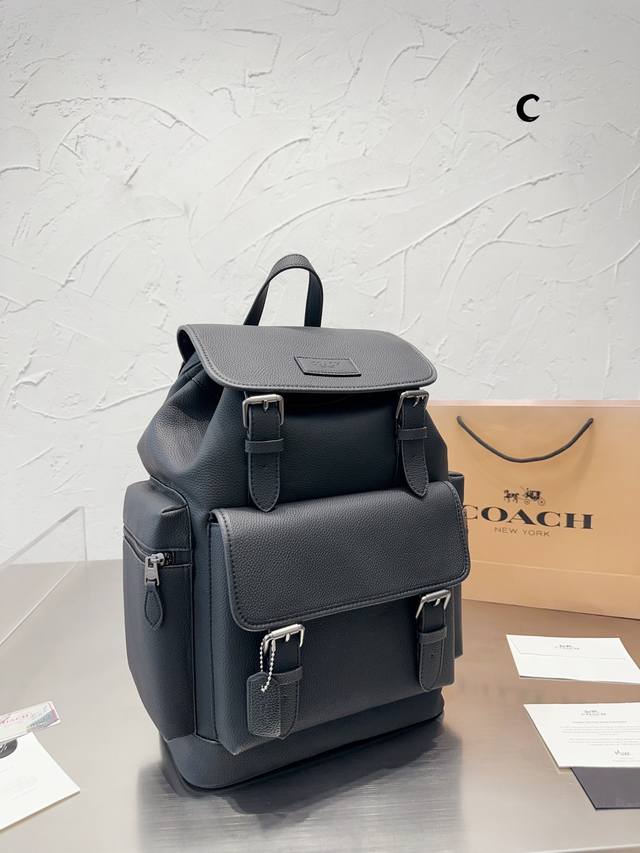 Coach 印花双肩包 Sprint Backpack 多功能槽能放置小物品 翻盖搭扣与抽绳结合 正面能放置最大号的手机 可容纳市面上最大的笔记本电脑 帅气时髦