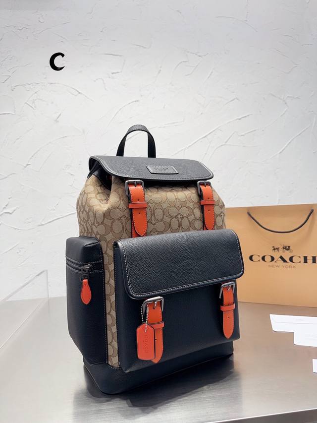 Coach 印花双肩包 Sprint Backpack 多功能槽能放置小物品 翻盖搭扣与抽绳结合 正面能放置最大号的手机 可容纳市面上最大的笔记本电脑 帅气时髦