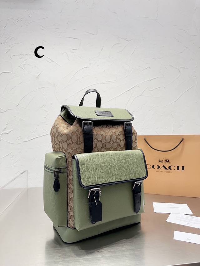 Coach 印花双肩包 Sprint Backpack 多功能槽能放置小物品 翻盖搭扣与抽绳结合 正面能放置最大号的手机 可容纳市面上最大的笔记本电脑 帅气时髦