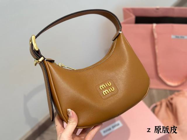 原单头层牛皮 Miumiu期待已久的2023 Hobo 腋下包包 快来围观吧 2023系列包包 简洁利落的设计 凸显功能性 实用主义 柔软舒服的触感 彰显 Mi