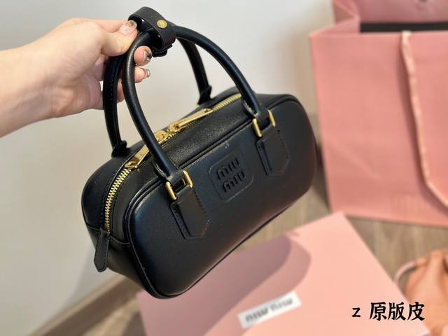 原单头层牛皮 Miumiu期待已久的2023秀款包包 快来围观吧 2023系列包包 简洁利落的设计 凸显功能性 实用主义 柔软舒服的触感 彰显 Miumiu 女