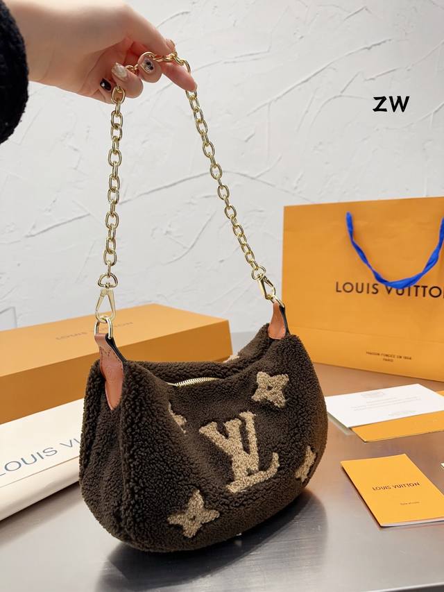 Lv 冬季最新teddy系列高版本 腋下毛毛手感超级好 秋冬搭配起来超级美腻 超级推荐 走秀款同步 上身效果好 原版五金带logo 超级洋气 奢华高贵的象征 走