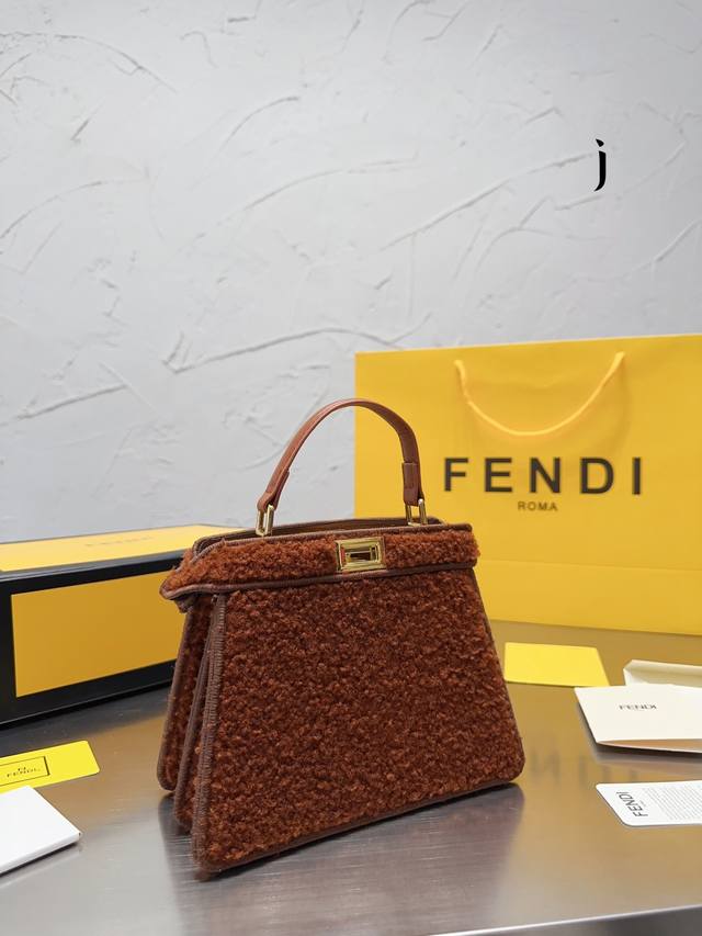 尺寸 20 16Cm Fendi 芬迪 Peekaboo 系列 躲猫猫 21Ss款软皮系列 两个隔层均以经典peekaboo转锁开合 硬隔板并设有一个拉链口袋