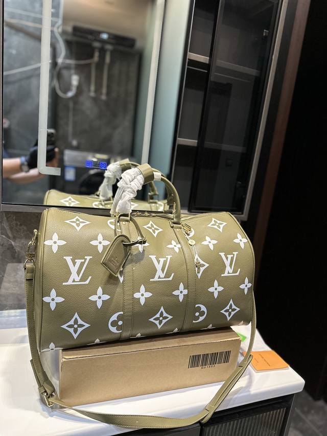 Lv 路易威登联名款keepall 50斜跨包旅行包 一只帅气能装的旅行袋 时尚爆发款火热来袭 经典设计大气可观男女通用款 包包采用原版皮质 超级厚实 耐磨 耐