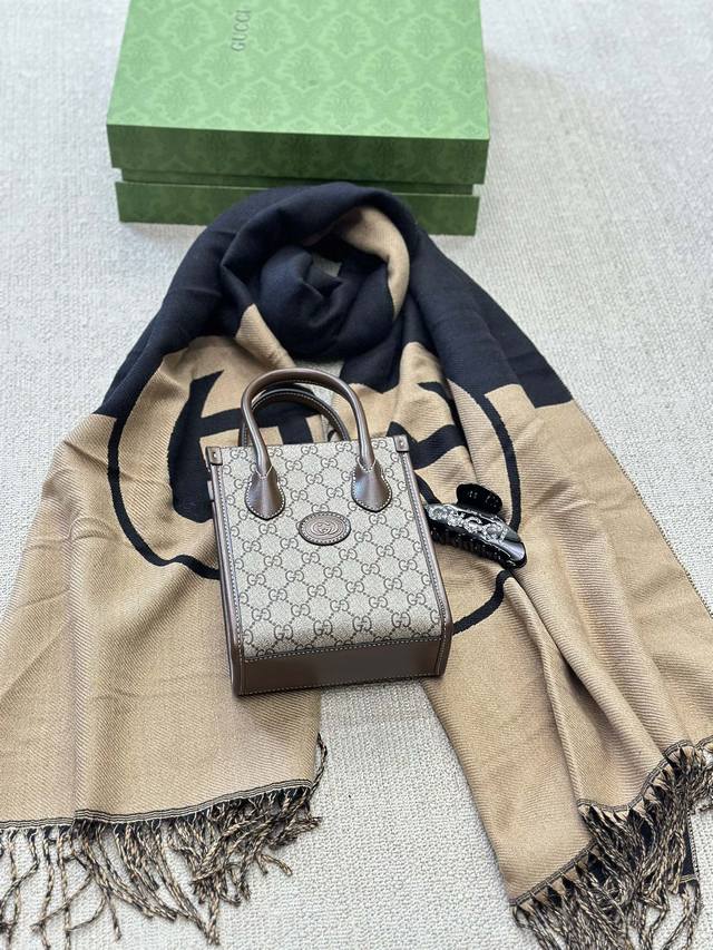 超值套盒 Gucci 新款mini Tote 琴谱包 老花 拼棕边 方正包型 复古 年轻 很酷 很好搭配衣服 这一枚侧面够宽 容量很足 可以肩背 手提 肩带可以