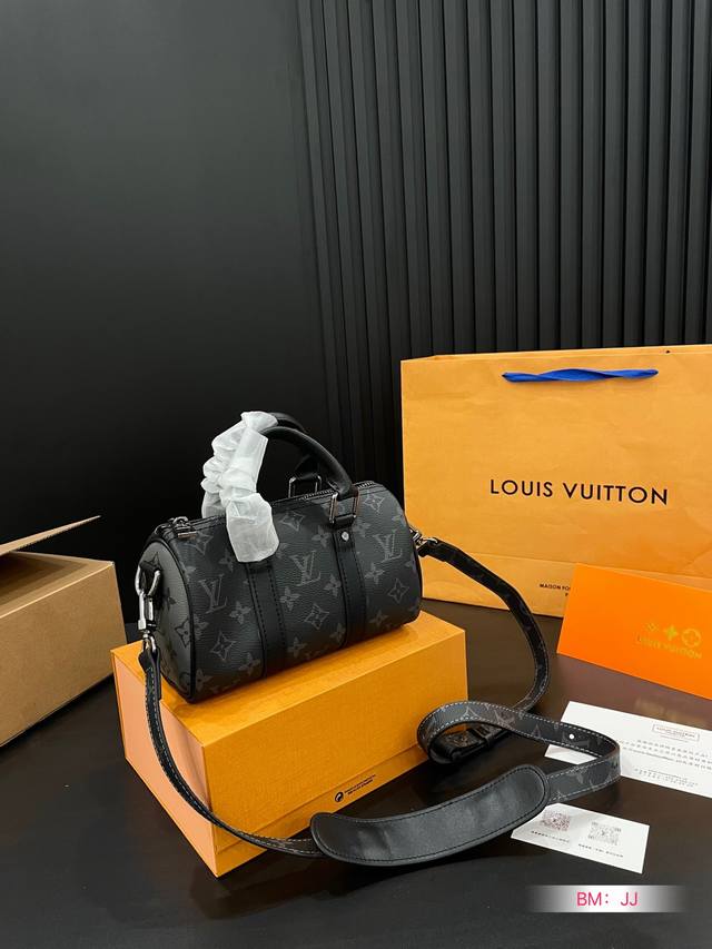 配折叠礼盒 Lv Keepall 枕头包 真的是小可爱 贼适合的keepall Xs 黑武士 男盆友的战包 尺寸 20*12