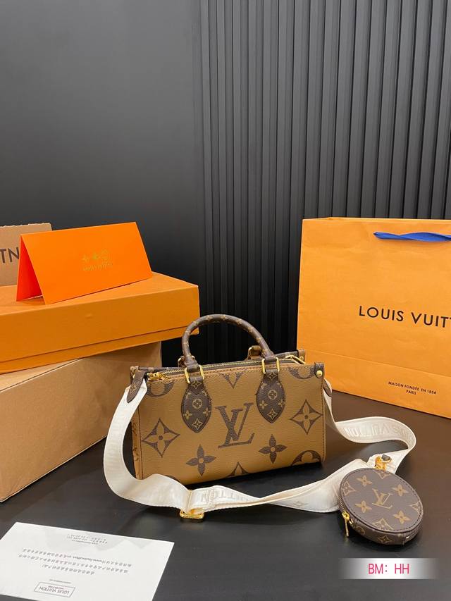 Lv Onthego 原单品质 Lv A B面原料 Onthego妈咪袋 性价比之王这是一款超赞的包型 灵感来自于恶搞lv的街头品牌 曾经的曾经 Louis V