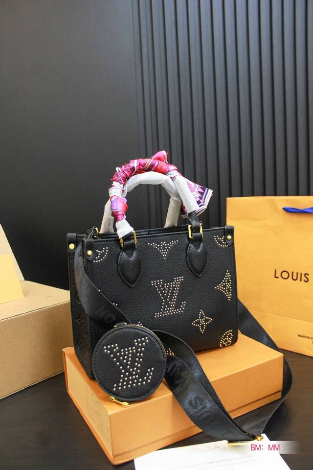 配折叠礼盒 Lv Onthego 原单品质 Lv A B面原料 Onthego妈咪袋 性价比之王这是一款超赞的包型 灵感来自于恶搞lv的街头品牌 曾经的曾经 L