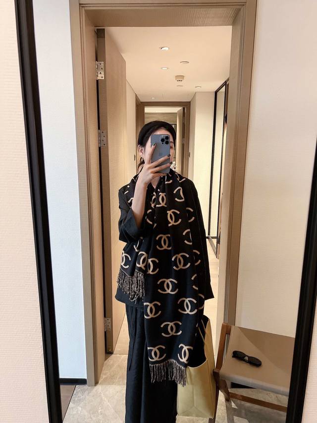 礼盒包装 Chanel 香奈儿 素雅经典香奈儿logo 完美的搭配 沁人心脾 规则的出现在身上 好看的不止是一点半点 随意率性还夹杂了一点文艺 同时 围巾的质感