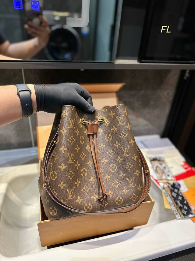 Lv Neonoe Lv 路易威登20新款neonoe抽绳水桶包单肩女包louis Vuittonm 22 香槟包诞生于1932年的香槟酒袋 彩色超细纤维粘合内