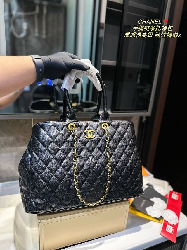 香奈儿chanel 手提链条托特包 质感很高级容量超级大也很耐用 日常出街背它回头率百分百 就是这种随性慵懒感尺寸39 26