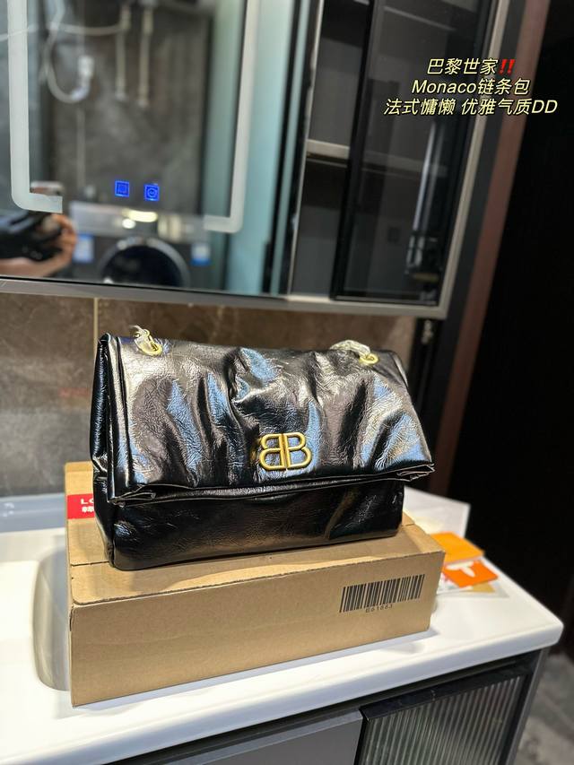 礼盒包装 巴黎世家balenciaga Monaco链条包 不羁中带有一丝沉稳 高雅又不失慵懒 百搭是基本调性 能装才是立身之本 轻盈柔软不难打理还有什么是你想