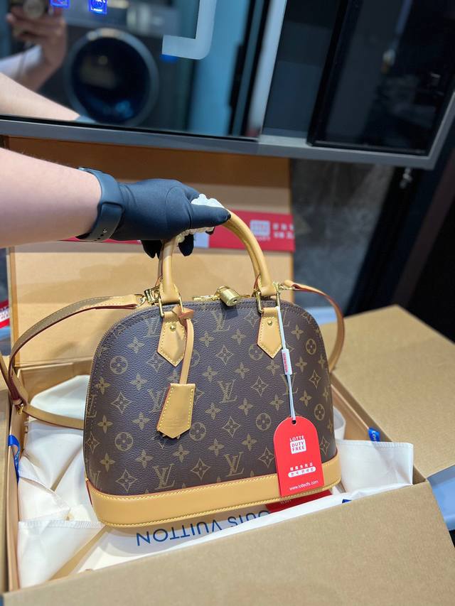 飞机折叠礼盒 Lv 日本中古 大号贝壳vintage包包v老花村上隆限定薇薇安女包lv老花限定 超美 好多网红潮人都在背 单肩背这款包看着简单 搭配起来特别有范