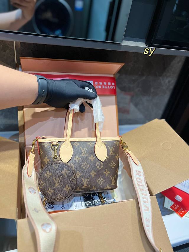 折叠飞机 Lv Mini 购物袋万年不过时 专用lv面料原单五金 原版开模定制 专柜女包 手感超软 超舒服 全部五金都带logo 时尚百搭 网红街拍首选尺寸 2