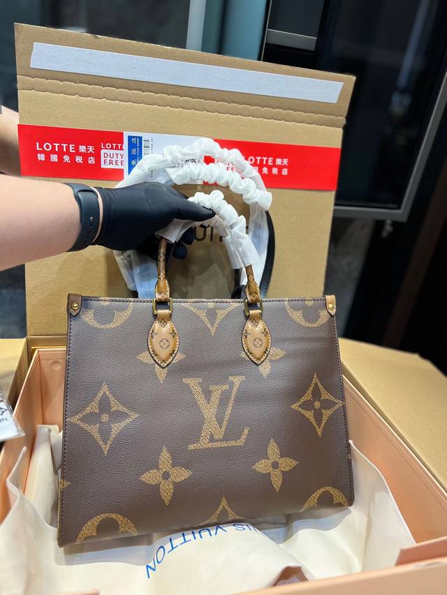 折叠礼盒 Lv Onthego折叠礼盒 Lv A B面原料 Onthego妈咪袋 性价比之王这是一款超赞的包型 灵感来自于恶搞lv的街头品牌 曾经的曾经 Lou