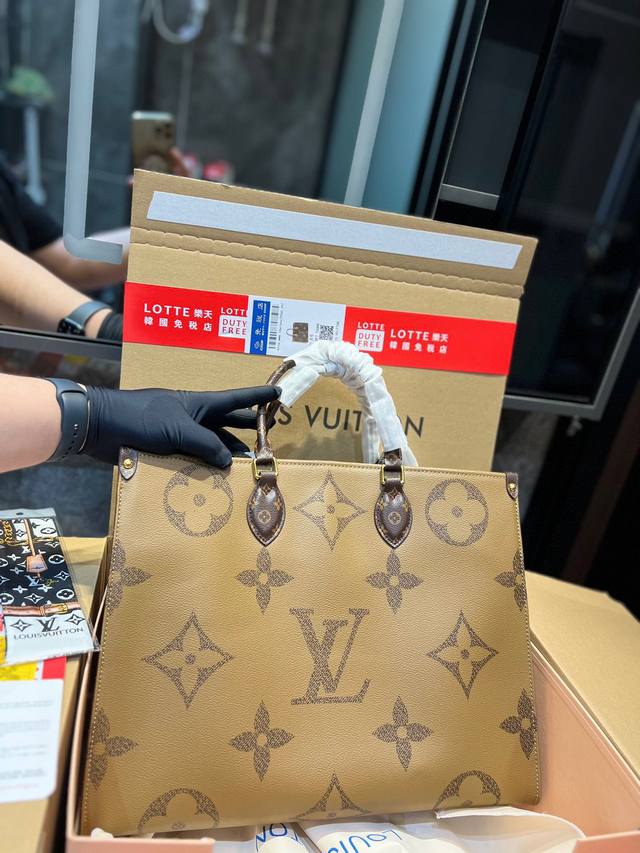 折叠礼盒 Lv Onthego Lv A B面原料 Onthego妈咪袋 性价比之王这是一款超赞的包型 灵感来自于恶搞lv的街头品牌 曾经的曾经 Louis V