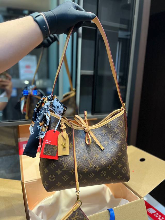 折叠盒飞机盒 Lv Carryall 23Ss年度包王 带有蝴蝶结的腋下包喜欢吗 内附一只收纳零钱包 性价比颜值超在线了 单肩斜挎完全没问题 怎么背都很好看 搜