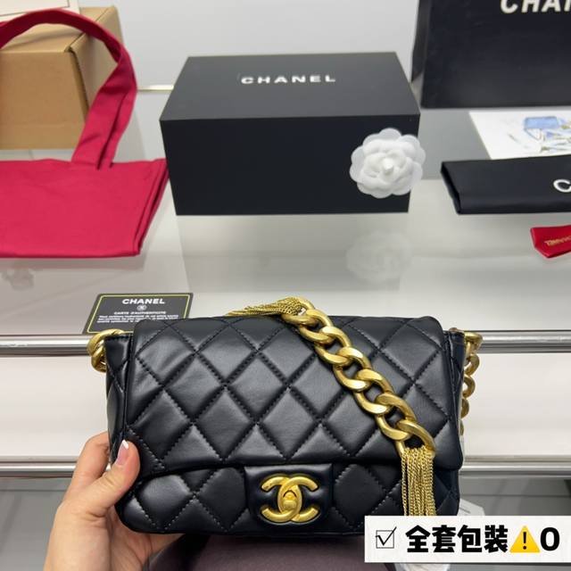 全套包装 Chanel这个大金链是真的绝 Chanel Mini号新款粗链条大金链非常复古 我这个是小号哦集美们get到了没有穿辣妹搭配这个包简直了 容量不错