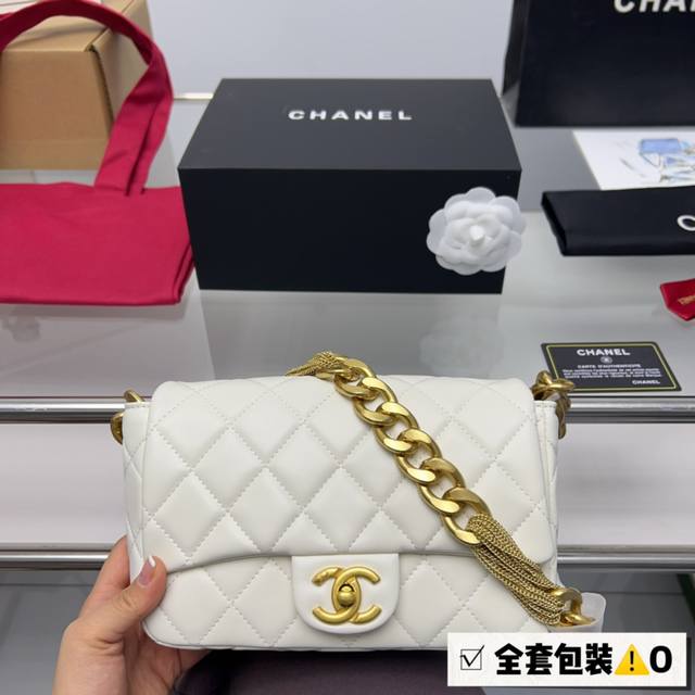 全套包装 Chanel这个大金链是真的绝 Chanel Mini号新款粗链条大金链非常复古 我这个是小号哦集美们get到了没有穿辣妹搭配这个包简直了 容量不错