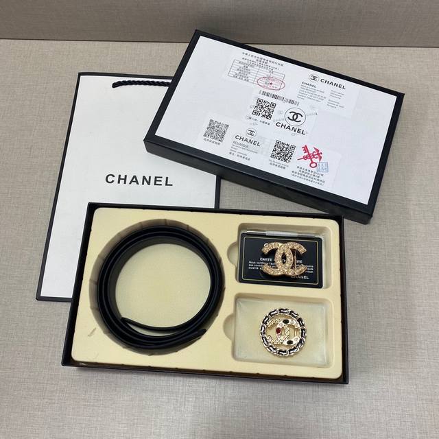 香奈儿chanel 精品款 双扣礼盒套装p 含礼盒 专柜有售 香奈儿chanel专柜在售正品 此款采用头层牛皮制作 油边细致 正品开模 搭配广州原版扣五金 2