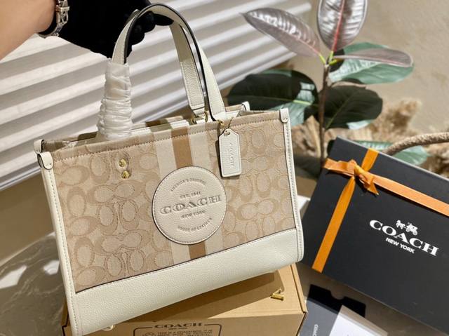 原单牛皮 香布蕾 礼盒包装 Coach 蔻驰 新配色 Dempsey Tote 购物袋 原版皮 这是什么神仙配色 毫无抵抗力 单肩手提都可以 容量超级大 耐磨耐