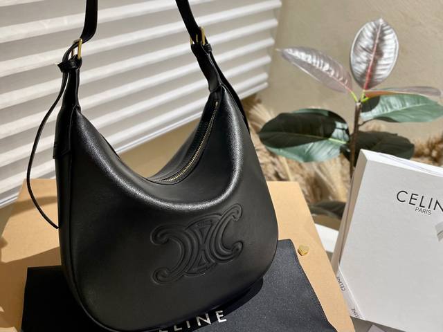 原单头层皮 纯皮 老花 今年celine 又放出了新杀招了--Heloise 没错 Celine 终于有自己的大hobo了 圆润流畅的弧线形包身 一眼看上去甚至