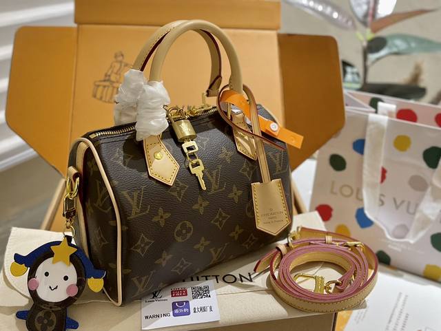 原单变色皮 折叠礼盒 Lv中古小挂件 Lv Speedy 20枕头包 Lv Speedy 这款retiro 手袋以标志性 经典永恒 优雅低调的外形设计和宽敞的包