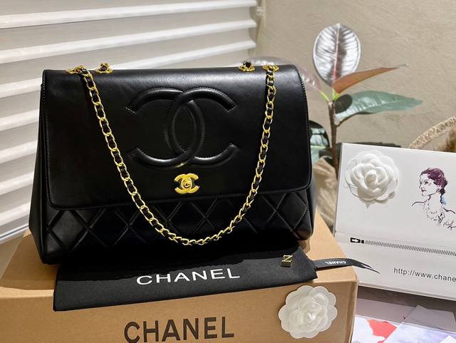 原版皮 折叠礼盒 Chanel 网红推荐款 外出旅行必备香奈儿链条包 大号 Chanel Pharrell 香奈儿机场包 顶级材质 原版五金logo 超大容量 - 点击图像关闭