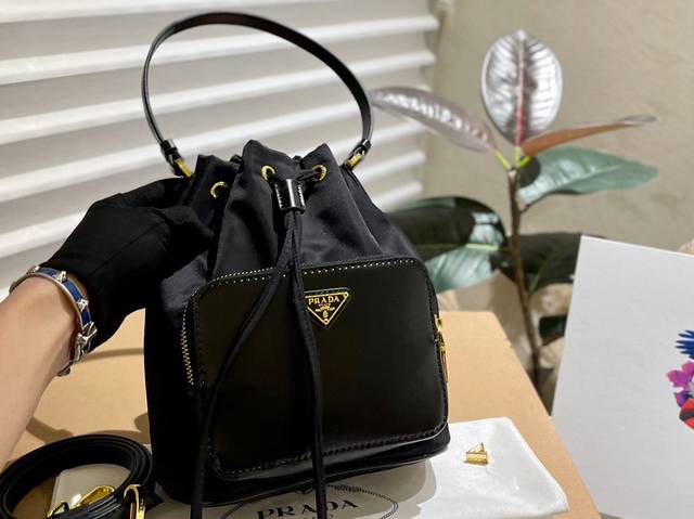 礼盒包装 Prada 新款小水桶包 潮人必备 牛津布防水面料 各个网红人手一只 Miuccia Prada的独特天赋在于对新创意的不懈追求 融合了对知识的好奇心