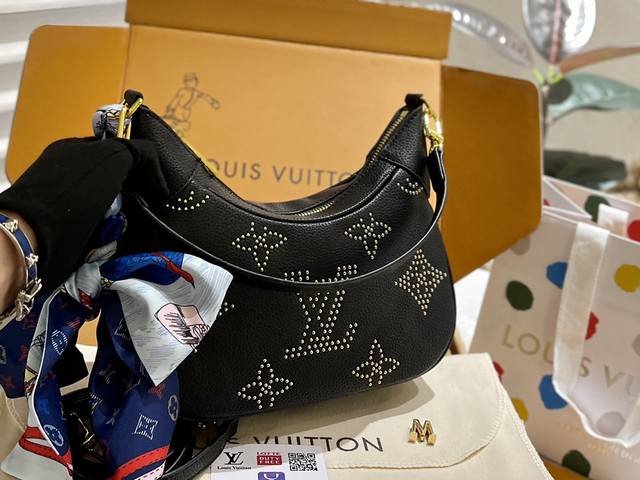 折叠礼盒 送丝巾 Lv 新品 Bagatelle 小金钉 牛角包 腋下包 单肩斜挎款 这款包真的很简单 越看越好看 容量非常感人 轻松装纳日常随身物品 这只包真