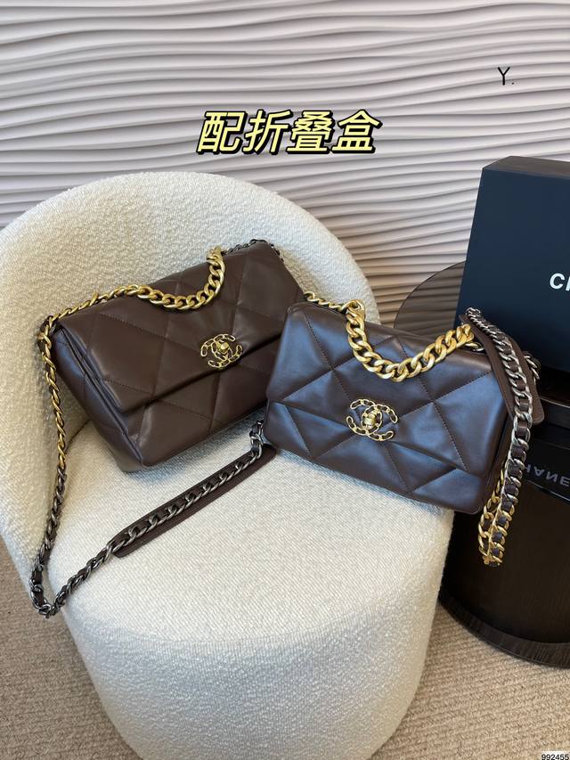 折叠盒 香奈儿chanel19Bag 高级感满满 经典中的经典 任何搭配都可轻松驾驭 尺寸 28 18 24 16